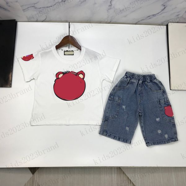 2023ss summer deisgner baby t shirts sets round neck brand t shirts with denim shorts two pieces sets new strawberry dog denim ripped short, White
2023ss summer deisgner baby t shirts sets round neck brand t shirts with denim shorts two pieces sets new strawberry dog denim ripped short, White