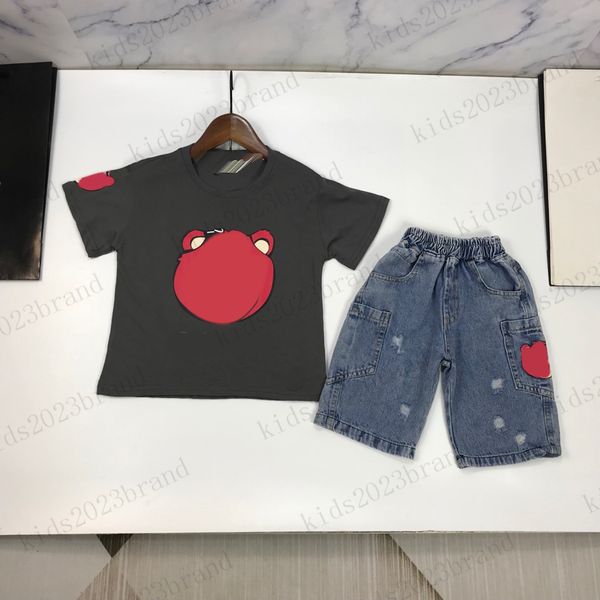 deisgner baby t shirts sets round neck brand t shirts with denim shorts two pieces sets 2023 summer new strawberry dog denim ripped short sl, White
deisgner baby t shirts sets round neck brand t shirts with denim shorts two pieces sets 2023 summer new strawberry dog denim ripped short sl, White