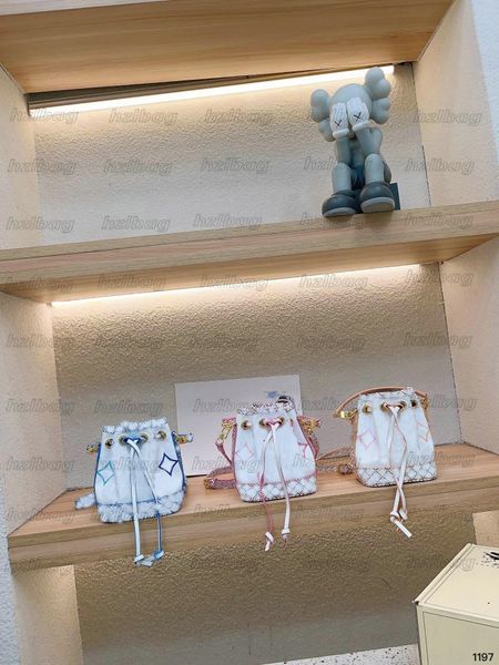 2023 designer luxurys womens seasonal resort nano noe bag summer by the pool handbag mini bucket bag m82386 pink blue beige luxurys drawstri
2023 designer luxurys womens seasonal resort nano noe bag summer by the pool handbag mini bucket bag m82386 pink blue beige luxurys drawstri