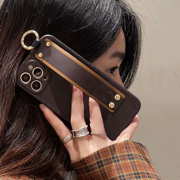 designer brown old flower ring wristband phone cases for apple iphone 14 plus 13 12 11 pro max luxury matte leather fine cutouts cell back c
designer brown old flower ring wristband phone cases for apple iphone 14 plus 13 12 11 pro max luxury matte leather fine cutouts cell back c