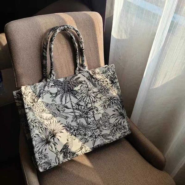 super fire tote bag spring new jacquard embroidery cotton linen bag large capacity handbag shoulder bag
super fire tote bag spring new jacquard embroidery cotton linen bag large capacity handbag shoulder bag