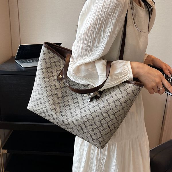 evening bags rends vintage large tote shopper for women 2023 luxury designer commuting work shoulder bag pu leather ladies handbags 230707
evening bags rends vintage large tote shopper for women 2023 luxury designer commuting work shoulder bag pu leather ladies handbags 230707