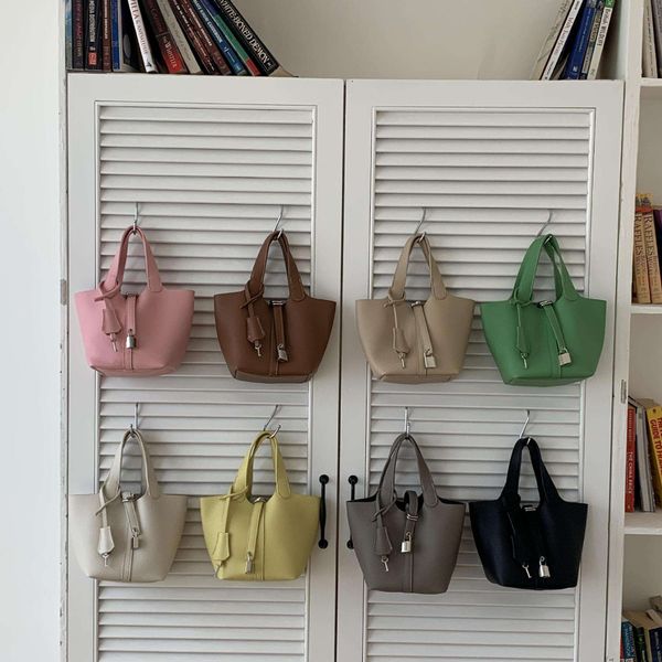 ins2023 new korean version vegetable basket bag one shoulder bucket bag litchi pattern simple and versatile handheld women's bag
ins2023 new korean version vegetable basket bag one shoulder bucket bag litchi pattern simple and versatile handheld women's bag