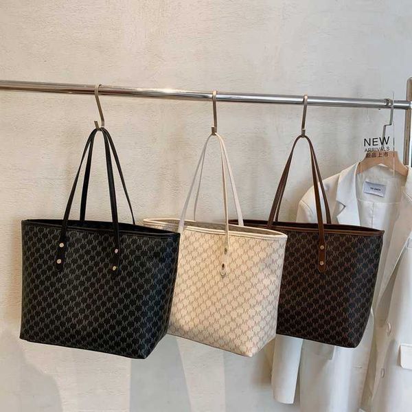 summer new tote bag women's fashion pu letter large capacity shoulder bag fashion versatile underarm bag
summer new tote bag women's fashion pu letter large capacity shoulder bag fashion versatile underarm bag