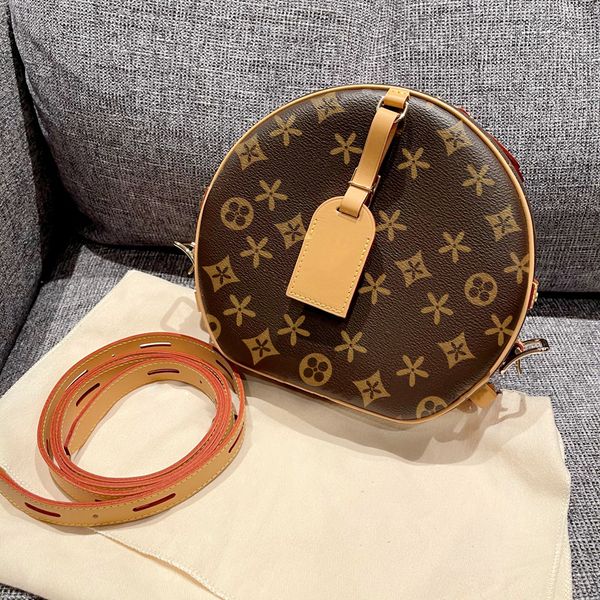 m45647 cosmetic bags wallet petite boite chapeau boite shoulder strap leather luxurys handbag pochette round clutch womens mens tote purses
m45647 cosmetic bags wallet petite boite chapeau boite shoulder strap leather luxurys handbag pochette round clutch womens mens tote purses
