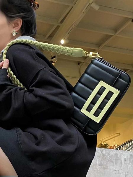 2022 new versatile fashion trend underarm bag women's high texture ins niche light luxury one shoulder messenger bag 230708
2022 new versatile fashion trend underarm bag women's high texture ins niche light luxury one shoulder messenger bag 230708