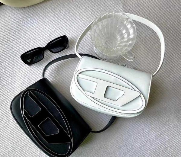 xiaozhong design dingdang 2023 spring/summer portable underarm female spicy girl style black and white silver one shoulder crossbody bag
xiaozhong design dingdang 2023 spring/summer portable underarm female spicy girl style black and white silver one shoulder crossbody bag