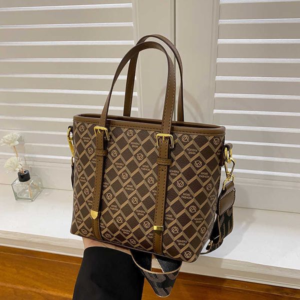 high capacity and high-end bag for women's fashion trend new fashionable and versatile one shoulder crossbody bag portable tote bag
high capacity and high-end bag for women's fashion trend new fashionable and versatile one shoulder crossbody bag portable tote bag