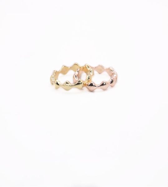 trendy wavy ring simple style gold silver rose three color optional suitable for men and women environmental protection material4956347, Golden;silver
trendy wavy ring simple style gold silver rose three color optional suitable for men and women environmental protection material4956347, Golden;silver