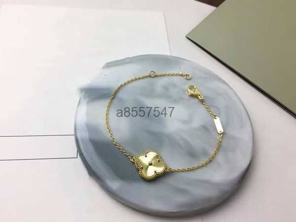 2023 luxury van designer bracelet pearl 4 leaf 18k gold laser brand bangle charm bracelets necklace earrings wedding a 37qg0, Golden;silver
2023 luxury van designer bracelet pearl 4 leaf 18k gold laser brand bangle charm bracelets necklace earrings wedding a 37qg0, Golden;silver