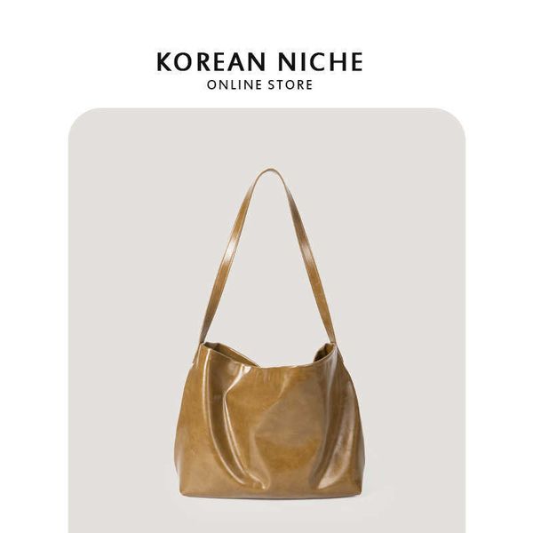 small design bag women's new ins paint-finish glossy one-shoulder high-capacity oil wax leather tote bag
small design bag women's new ins paint-finish glossy one-shoulder high-capacity oil wax leather tote bag