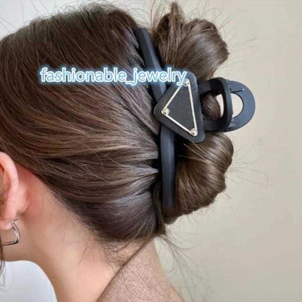 designer triangle hair clip barrettes women girls brand letter hair claw fashion hair jewelry headwear hairpin hairclip, Golden;silver
designer triangle hair clip barrettes women girls brand letter hair claw fashion hair jewelry headwear hairpin hairclip, Golden;silver
