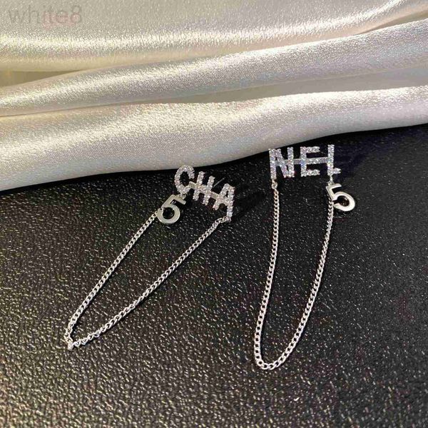 charm designer tiktok same cha letter chain earrings light french high sense number 5 female zircon ab boxe, Golden
charm designer tiktok same cha letter chain earrings light french high sense number 5 female zircon ab boxe, Golden