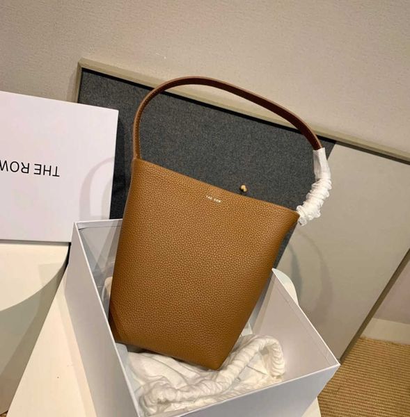 2023 new the row cowhide park bucket shoulder bags cylinder tote bag handbags womens pochette crossbody clutch purse sacks kits travel lady
2023 new the row cowhide park bucket shoulder bags cylinder tote bag handbags womens pochette crossbody clutch purse sacks kits travel lady