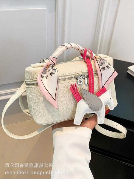 summer popular niche 2023 new women's super versatile crossbody fashionable portable small square bag
summer popular niche 2023 new women's super versatile crossbody fashionable portable small square bag