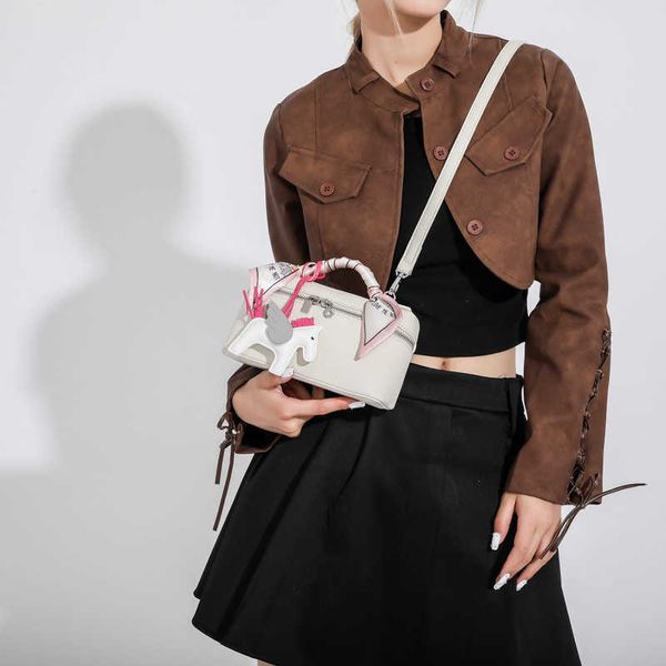 2023 new creative handheld pony pendant lunch box same style women's fashion texture one shoulder bag crossbody
2023 new creative handheld pony pendant lunch box same style women's fashion texture one shoulder bag crossbody