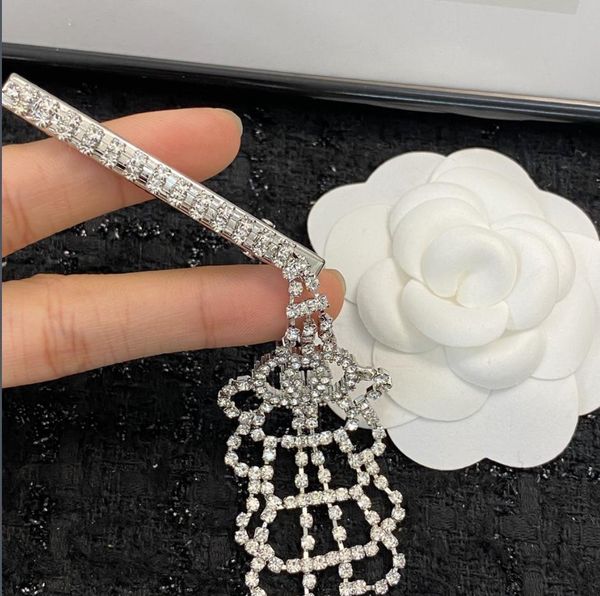 hair clips & barrettes european and american designers are popular in fashion jewelry, high-end, beautiful, and noble hair clips, Golden;silver
hair clips & barrettes european and american designers are popular in fashion jewelry, high-end, beautiful, and noble hair clips, Golden;silver