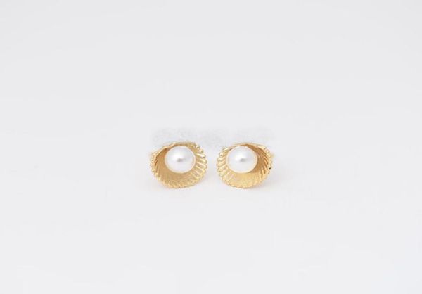 2016 new fashion pearls and shell earrings silver plated zinc alloy female cute little earrings whole festival gift9809413, Golden;silver
2016 new fashion pearls and shell earrings silver plated zinc alloy female cute little earrings whole festival gift9809413, Golden;silver