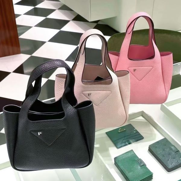 genuine leather triangle handbags tote bag womens mens designer basket shoulder crossbodys bag metal fittings magnetic snap closure bucket c
genuine leather triangle handbags tote bag womens mens designer basket shoulder crossbodys bag metal fittings magnetic snap closure bucket c