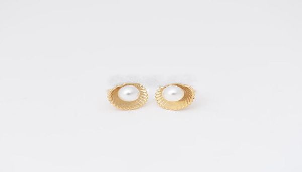 2016 new fashion pearls and shell earrings silver plated zinc alloy female cute little earrings whole festival gift2169365, Golden;silver
2016 new fashion pearls and shell earrings silver plated zinc alloy female cute little earrings whole festival gift2169365, Golden;silver