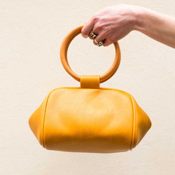 women's new 2022 versatile small wooden ring handheld makeup women's bag crossbody bag single shoulder bag 230708
women's new 2022 versatile small wooden ring handheld makeup women's bag crossbody bag single shoulder bag 230708