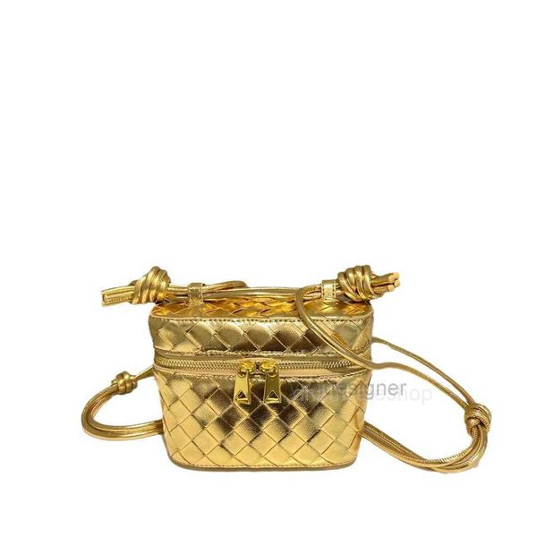 designers woven bags bottegas box cowhide bag 2023 spring/summer new box bag versatile and simple one shoulder crossbody handheld makeup bag
designers woven bags bottegas box cowhide bag 2023 spring/summer new box bag versatile and simple one shoulder crossbody handheld makeup bag