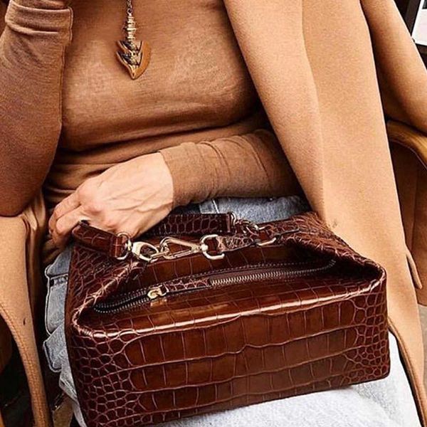 2022 new chaowang red square box bag with crocodile pattern one shoulder handheld crossbody bag small square bag 230708
2022 new chaowang red square box bag with crocodile pattern one shoulder handheld crossbody bag small square bag 230708