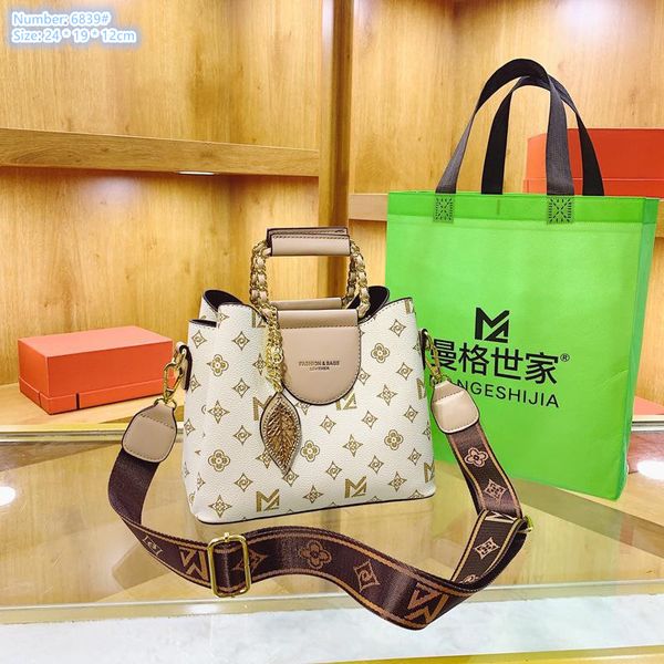 wholesale brand ladies shoulder bags 6 colors elegant beaded pendant fashion handbag three-layer interlayer women tote bag padded leather Western style handbags, Coffee-lattice-6839#
wholesale brand ladies shoulder bags 6 colors elegant beaded pendant fashion handbag three-layer interlayer women tote bag padded leather Western style handbags, Coffee-lattice-6839#