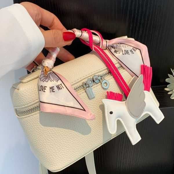 korean fashion handheld women's 2023 new simple small square advanced and versatile one shoulder crossbody bag
korean fashion handheld women's 2023 new simple small square advanced and versatile one shoulder crossbody bag