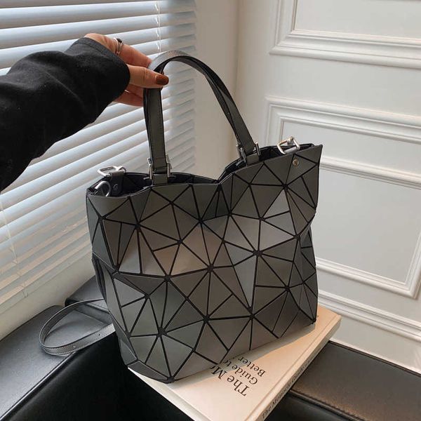 new net red fashion stitching geometric lingge handbag trend texture large capacity one shoulder tote bag women
new net red fashion stitching geometric lingge handbag trend texture large capacity one shoulder tote bag women
