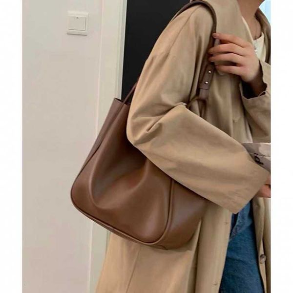 cowhide bag with large capacity for women in new trendy and fashionable tote versatile and niche single shoulder underarm
cowhide bag with large capacity for women in new trendy and fashionable tote versatile and niche single shoulder underarm