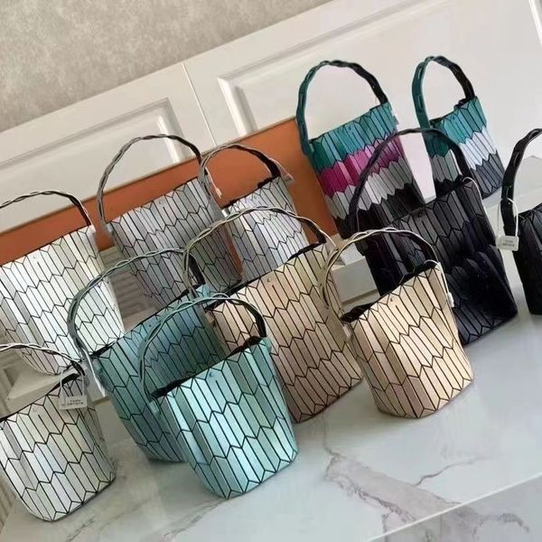 2023 new vegetable basket geometric lingge womens handbag water bucket colored large capacity vegetable basket bag fashion leisure beach bag
2023 new vegetable basket geometric lingge womens handbag water bucket colored large capacity vegetable basket bag fashion leisure beach bag