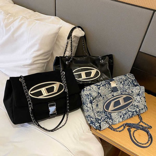 2023 summer new textured nylon fabric wandering women's large capacity commuter one shoulder crossbody chain bag tide 
2023 summer new textured nylon fabric wandering women's large capacity commuter one shoulder crossbody chain bag tide