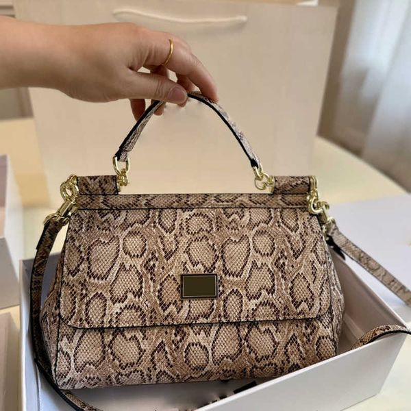 fashion luxury designer womens toiletry clutch envelope bags chain bag leather handbag purses square shoulder bag girl cross body tote lady
fashion luxury designer womens toiletry clutch envelope bags chain bag leather handbag purses square shoulder bag girl cross body tote lady