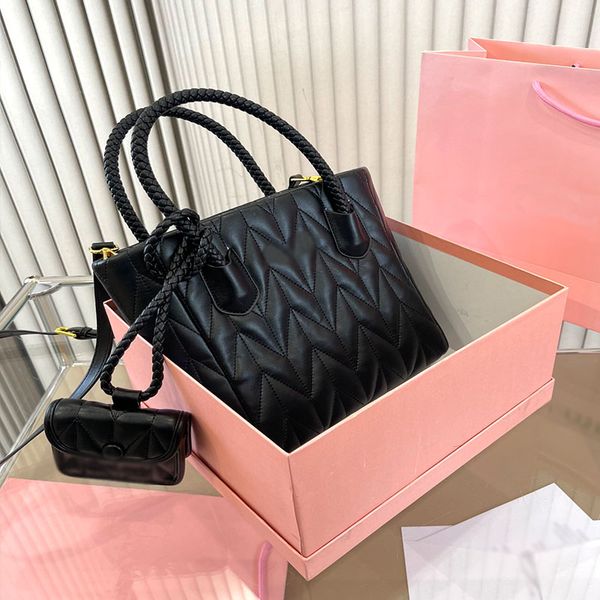 the new bag can be portable or become a crossbody bag feel very good to meet any shape size 21x23 box
the new bag can be portable or become a crossbody bag feel very good to meet any shape size 21x23 box