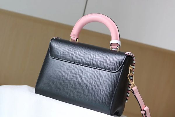 designer crossbody bags letter hasp contrast color handbags women high street elements stylish twist and twisty chain bags multicolors, Black;red
designer crossbody bags letter hasp contrast color handbags women high street elements stylish twist and twisty chain bags multicolors, Black;red