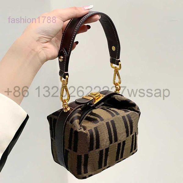 evening bags tote bag women handbag shoulder crossbody bags letter canvas splicing hardware buckle zipper closure cell phone pocket purse wa
evening bags tote bag women handbag shoulder crossbody bags letter canvas splicing hardware buckle zipper closure cell phone pocket purse wa