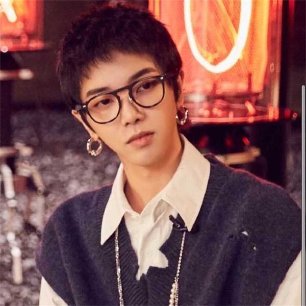 2023 new hua chenyu's same style family m flat lens square thin sunglasses for men and women korean fashion sunglasses, White;black
2023 new hua chenyu's same style family m flat lens square thin sunglasses for men and women korean fashion sunglasses, White;black
