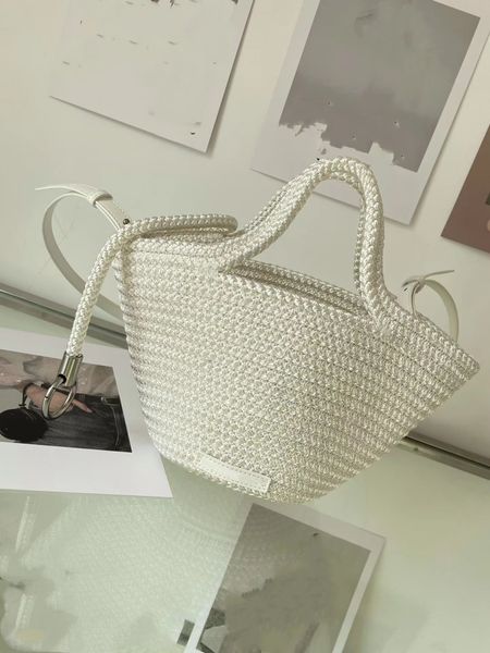 the designer's fashionable women's style is woven with nylon rope to form a fan shaped structure. the lightweight design is paired
the designer's fashionable women's style is woven with nylon rope to form a fan shaped structure. the lightweight design is paired