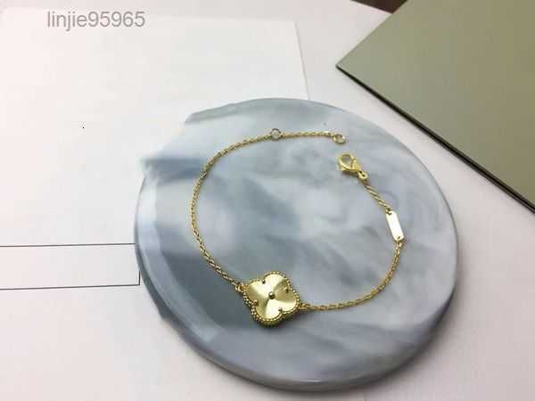 2023 luxury van clover designer bracelet pearl 4 leaf 18k gold laser brand bangle charm bracelets necklace earrings wedding a 31111111, Golden;silver
2023 luxury van clover designer bracelet pearl 4 leaf 18k gold laser brand bangle charm bracelets necklace earrings wedding a 31111111, Golden;silver