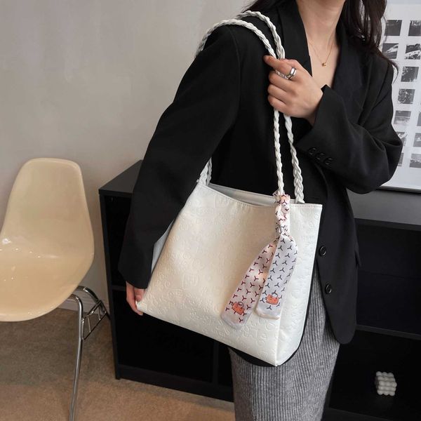 large capacity bag for women's versatile summer new high-end shoulder bag popular for commuting tote bags this year
large capacity bag for women's versatile summer new high-end shoulder bag popular for commuting tote bags this year