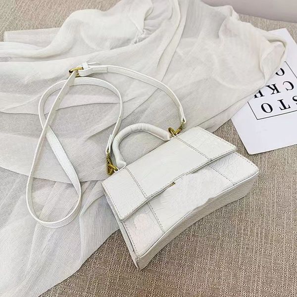 crocodile retro tofu bag leather autumn and winter high-grade armpit bag commuting simple diagonal small bag beach with luxury flow bag
crocodile retro tofu bag leather autumn and winter high-grade armpit bag commuting simple diagonal small bag beach with luxury flow bag