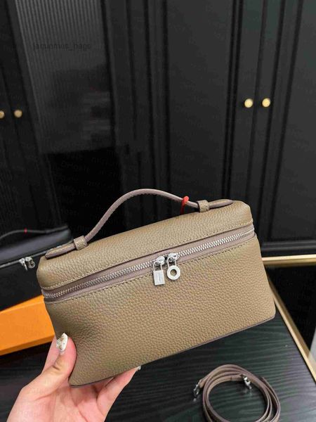 luxury loro l19 shoulder bag 7a quality 1 1 simple zipper decoration opening women crossbody shoulder bag designer bag classic leather makeu
luxury loro l19 shoulder bag 7a quality 1 1 simple zipper decoration opening women crossbody shoulder bag designer bag classic leather makeu