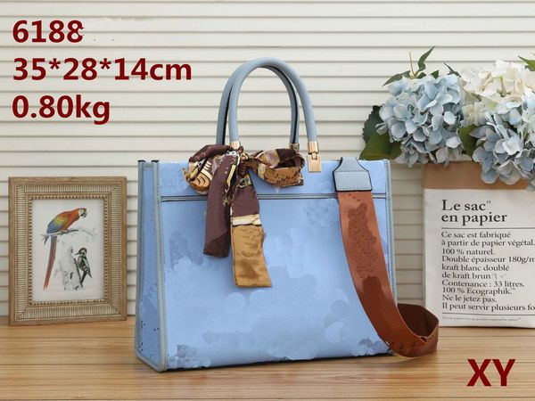 2023 new women's handbag blue fashion print middle aged mom's bag large capacity commuter tote bag
2023 new women's handbag blue fashion print middle aged mom's bag large capacity commuter tote bag