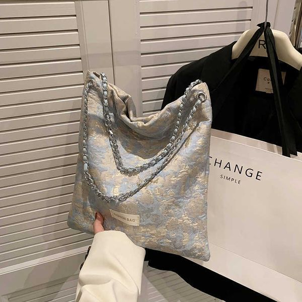 small fashion silk embroidery bag for women new tote bag personalized large capacity one shoulder handheld commuter bag
small fashion silk embroidery bag for women new tote bag personalized large capacity one shoulder handheld commuter bag