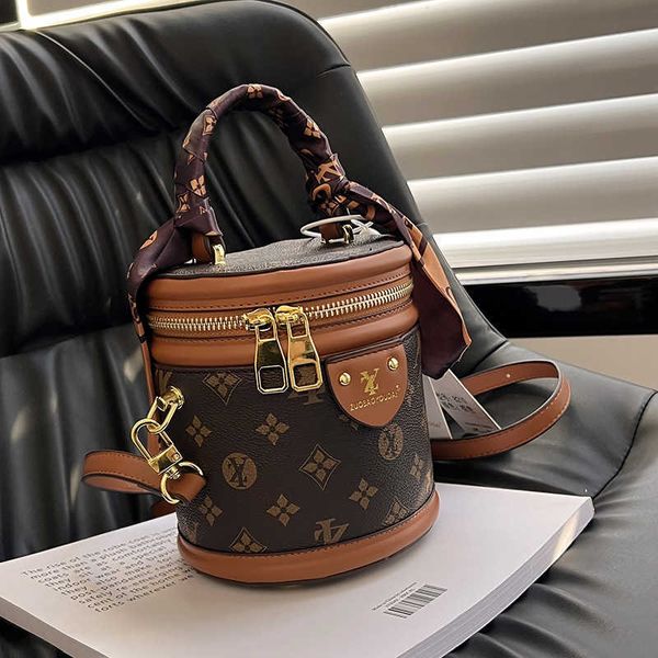design bag retail wholesale women's new single shoulder diagonal straddle portable bucket fashionable versatile high texture
design bag retail wholesale women's new single shoulder diagonal straddle portable bucket fashionable versatile high texture