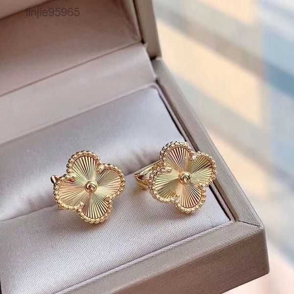 2023 luxury van clover designer bracelet pearl 4 leaf 18k gold laser brand bangle charm bracelets necklace earrings wedding a 71111111, Golden;silver
2023 luxury van clover designer bracelet pearl 4 leaf 18k gold laser brand bangle charm bracelets necklace earrings wedding a 71111111, Golden;silver