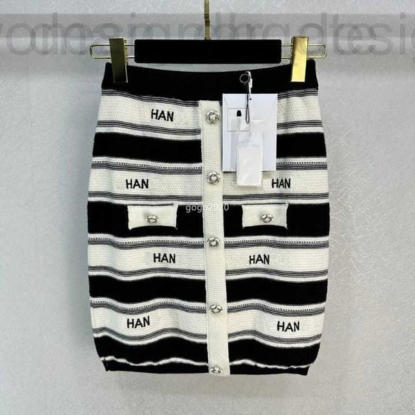 skirts designer designer 23ss fw women with letter embroidery mini skirt girls female knits vintage milan runway brand high end custom strip, Black
skirts designer designer 23ss fw women with letter embroidery mini skirt girls female knits vintage milan runway brand high end custom strip, Black