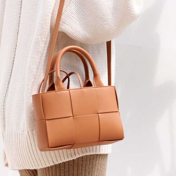 new small tote bag large capacity women's bag leather woven handbag simple commuter texture bag
new small tote bag large capacity women's bag leather woven handbag simple commuter texture bag