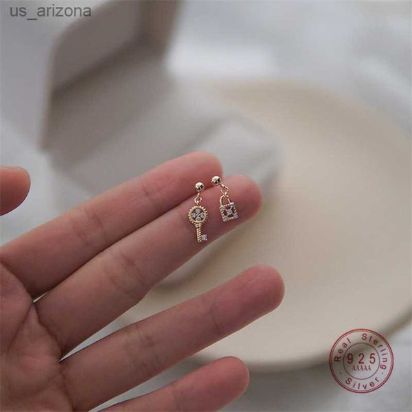 hi man s925 sterling silver asymmetric crystal lock key stud earrings women elegant girlfriends friendship jewelry l230620, Golden;silver
hi man s925 sterling silver asymmetric crystal lock key stud earrings women elegant girlfriends friendship jewelry l230620, Golden;silver
